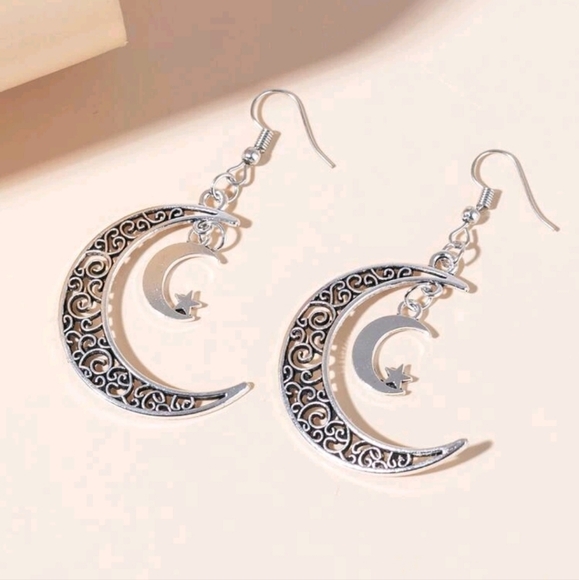 ✨3 FOR $28✨🆕️✨️🌜MOON & STAR LASER CUT EARRINGS - SILVERTONE🌛✨️ - Picture 2 of 3